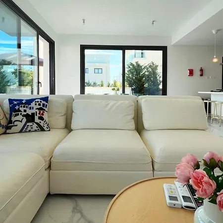 فيلة By The Bay Villa,3 Br/pool بروتاراس