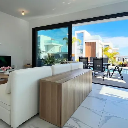 By The Bay Villa,3 Br/pool פרוטאראס