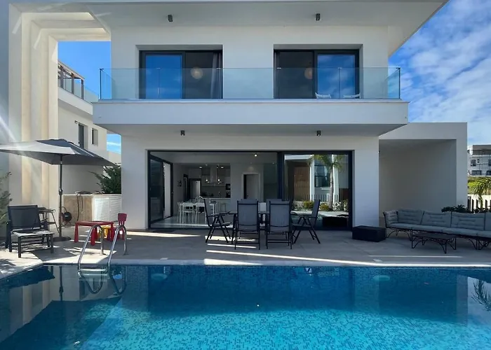 By The Bay Villa,3 Br/pool * プロタラス