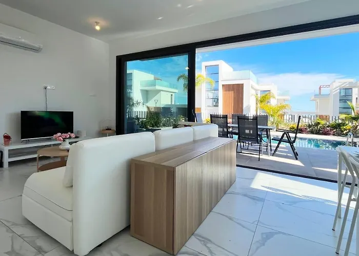 By The Bay Villa,3 Br/pool プロタラス